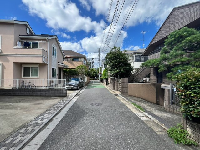 世田谷区成城9丁目　中古戸建の前面道路含む現地写真