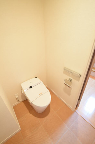 温水洗浄便座付きのトイレです♪