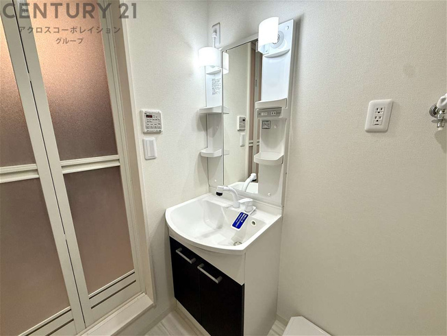 温水洗浄便座付きのトイレです♪