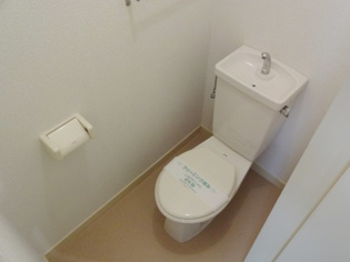 温水洗浄便座付きのトイレです♪