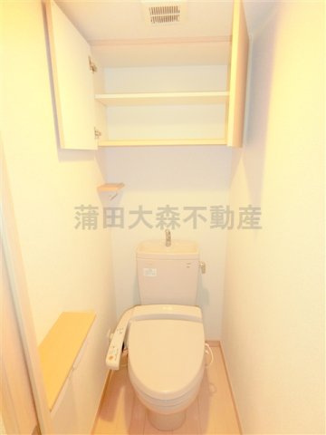 ルーブル蒲田南のトイレ|棚収納に温水洗浄便座付きのトイレ