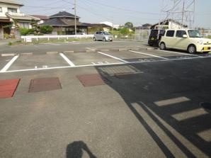 アザレアハイムの駐車場