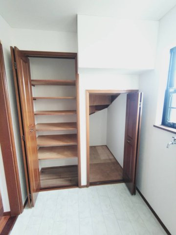 川越市宮元町の中古一戸建の収納|洗面室収納
