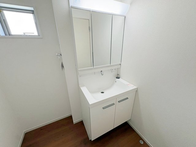 嵐山茶尻町の独立洗面台|ミラーキャビネットのため、メイク用品や洗顔小物などスッキリ収納できちゃいます！（R8.8撮影）