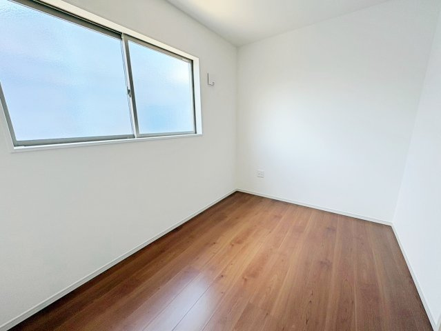 嵐山茶尻町の洋室|2階は全部で4部屋ございます。お子様の一人部屋やリモートワーク用のお部屋をつくったりなど…ライフスタイルに合わせてお使いいただけます♪（R8.8撮影）