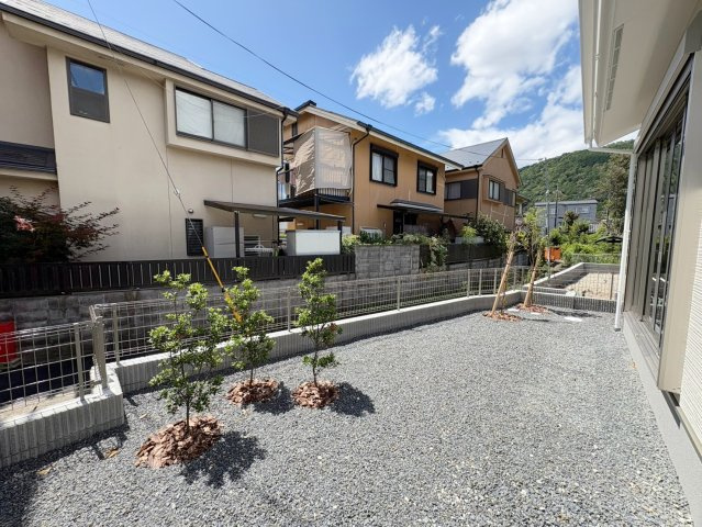 嵐山茶尻町の庭|お花や植物でガーデニングや家庭菜園が楽しめる南向きの庭付！（R8.8撮影）