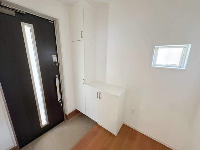 嵐山茶尻町の玄関|住まいの「顔」となる玄関。スッキリした玄関にできるシューズボックスは欠かせない存在ですね♪（R8.8撮影）