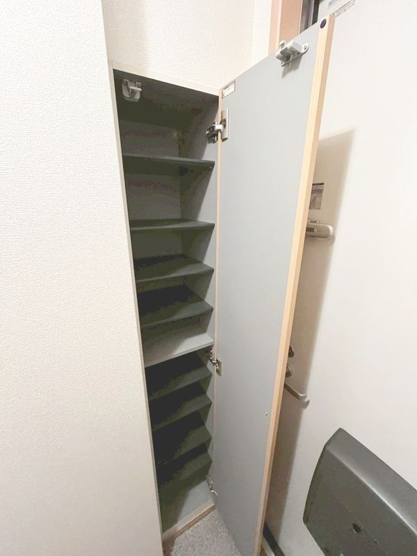 メゾンアトムの玄関