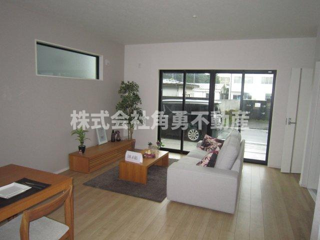 厚木市鳶尾1期　新築一戸建て　1号棟の内観：施工例|《施工例》リビング