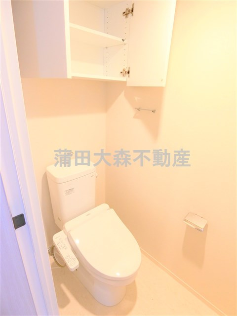 パークアクシス東蒲田のトイレ|棚収納と温水洗浄便座付きのトイレ