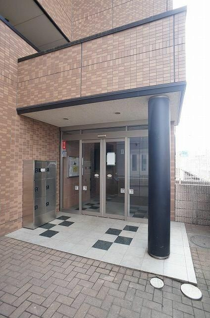 松戸市馬橋の賃貸マンションのエントランス