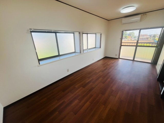 古河市尾崎 リフォーム物件　の洋室|〇洋室　9帖〇
大きな窓で２階居室にもしっかりと陽ざしが届いて明るい室内♪バルコニーにつながるお部屋です（＾＾）
2026年8月撮影