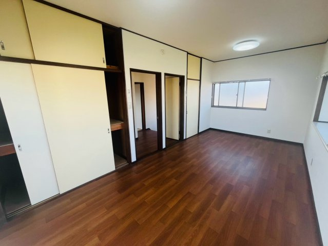 古河市尾崎 リフォーム物件　の洋室|〇洋室　9帖〇
大きなベッドを置いてもゆとりのある広さです（＾＾）
2026年8月撮影