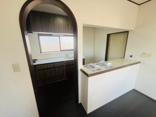 古河市尾崎 リフォーム物件　のキッチン|〇キッチン〇
リフォーム済みシステムキッチン♪勝手口があるので、買い物帰りやゴミ出しの際に便利です！
2026年8月撮影