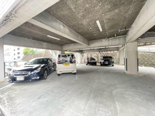 マンションニュー西山の駐車場