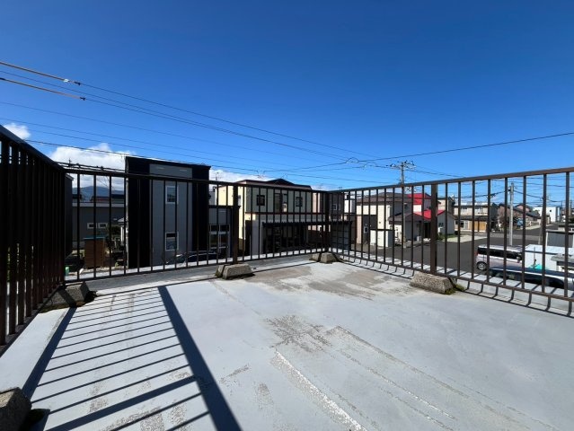 花川南4条2丁目 戸建のバルコニー|夏にはビニールプールを広げてお子様と水遊びも楽しめます