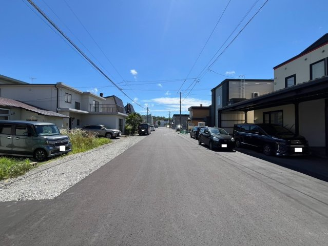 花川南4条2丁目 戸建の前面道路含む現地写真|前面道路は広々とした１０ｍの幅員