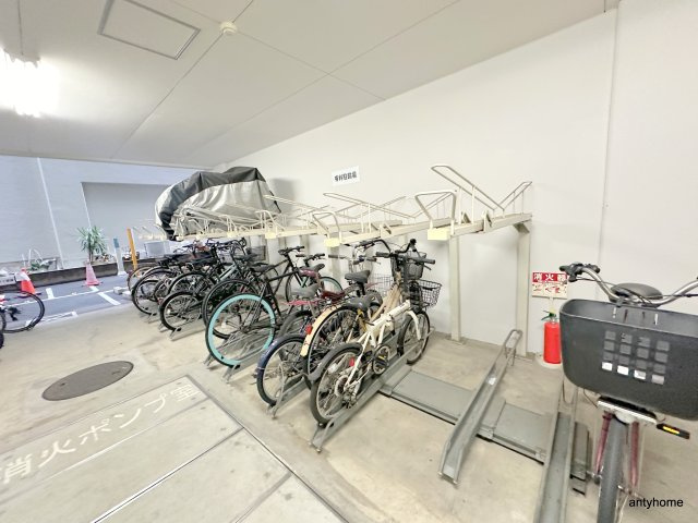 SERENiTE本町エコート　仲介手数料無料の駐車場