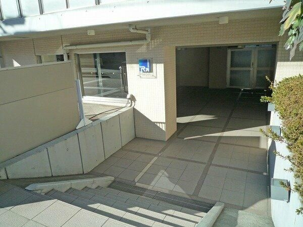 横浜市神奈川区松見町４丁目の賃貸マンションのエントランス