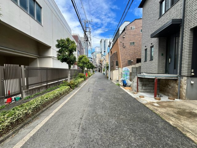 東京都渋谷区代々木3丁目　中古戸建の前面道路含む現地写真