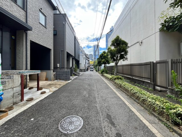 東京都渋谷区代々木3丁目　中古戸建の前面道路含む現地写真