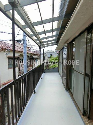 千守町２丁目貸家のバルコニー|屋根付きのバルコニーなので洗濯物が雨に濡れることを防げます。