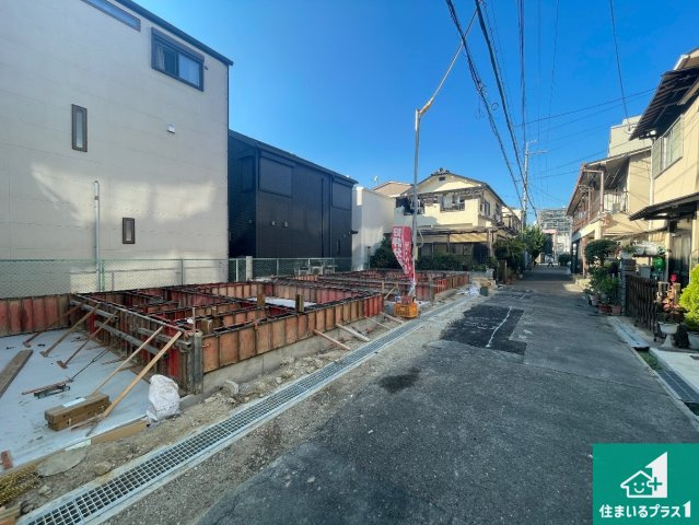 高槻市南松原町　新築一戸建ての前面道路含む現地写真|周辺は落ち着いた街並みの住宅地！子育てがしやすい住環境です！まだ未完成ですが、現地でしかわからない事もございます。是非一度ご覧ください。