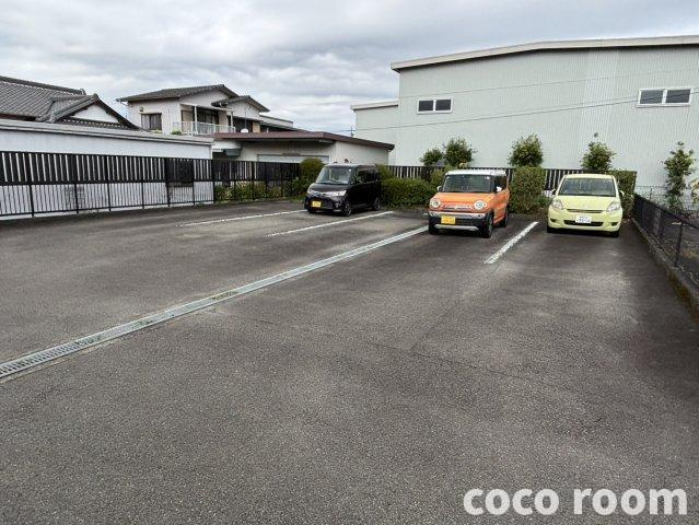 サンローズＢの駐車場
