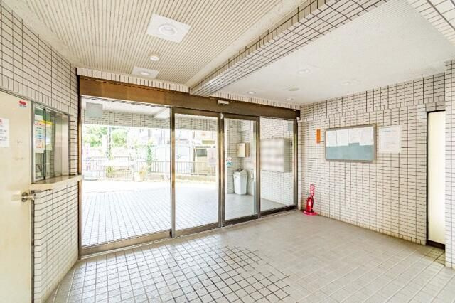 相模原市南区新戸の賃貸マンションのエントランス