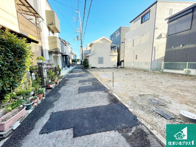 高槻市南松原町　新築一戸建ての前面道路含む現地写真|周辺は落ち着いた街並みの住宅地！子育てがしやすい住環境です！まだ未完成ですが、現地でしかわからない事もございます。是非一度ご覧ください。
