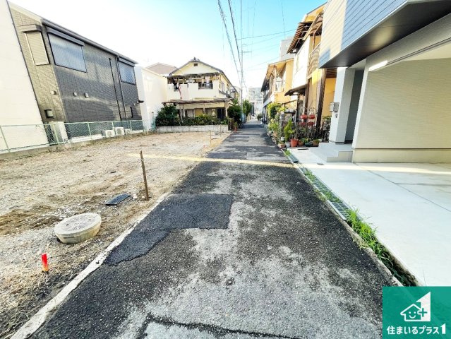 高槻市南松原町　新築一戸建ての前面道路含む現地写真|周辺は落ち着いた街並みの住宅地！子育てがしやすい住環境です！まだ未完成ですが、現地でしかわからない事もございます。是非一度ご覧ください。