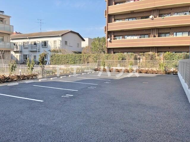 フォルトメゾン鬼高の駐車場