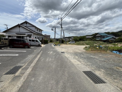 【前面道路含む現地写真】 | 土地　グリーンハイツ金光町占見　第7期　全22区画 | 分譲地南側道路。