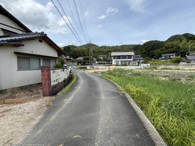 【前面道路含む現地写真】 | 土地　グリーンハイツ金光町占見　第7期　全22区画 | 分譲地東側道路。