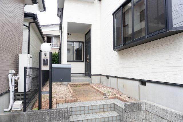 越谷市七左町1丁目 中古戸建の玄関