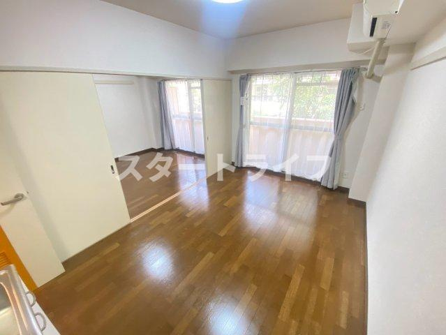 大阪市淀川区西三国４丁目の賃貸マンションの居間・リビング