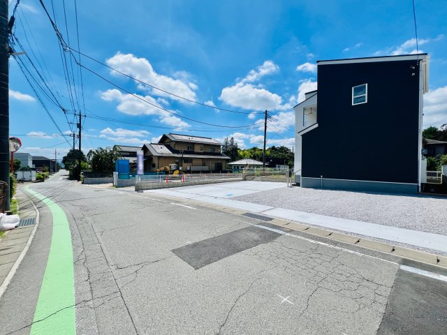高崎市箕郷町西明屋の前面道路含む現地写真|車の通りも少なく、駐車も楽々♪