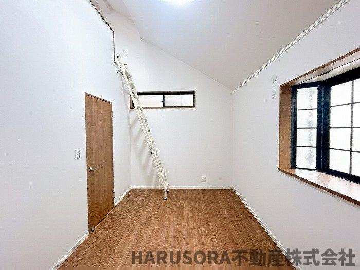高槻市津之江町3丁目　2階建の洋室