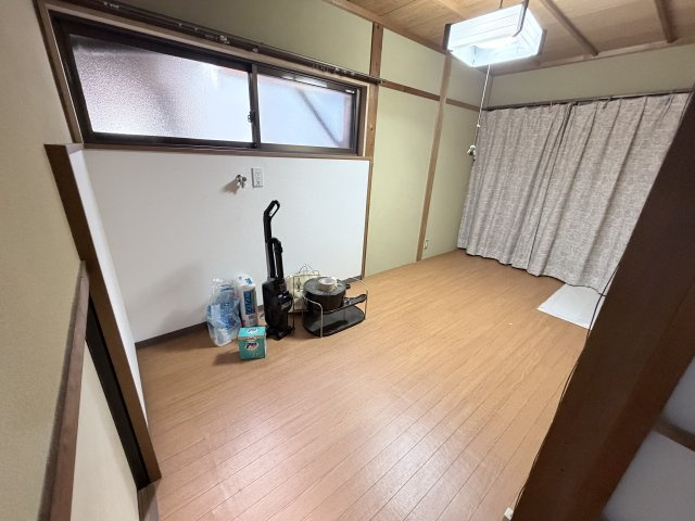 丹波市市島町上牧の中古一戸建の洋室|4帖、洗濯機置場