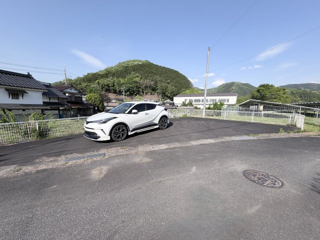 丹波市市島町上牧の中古一戸建の駐車場