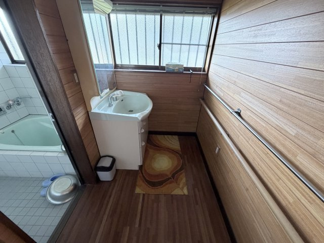 丹波市市島町上牧の中古一戸建の洗面所|脱衣場