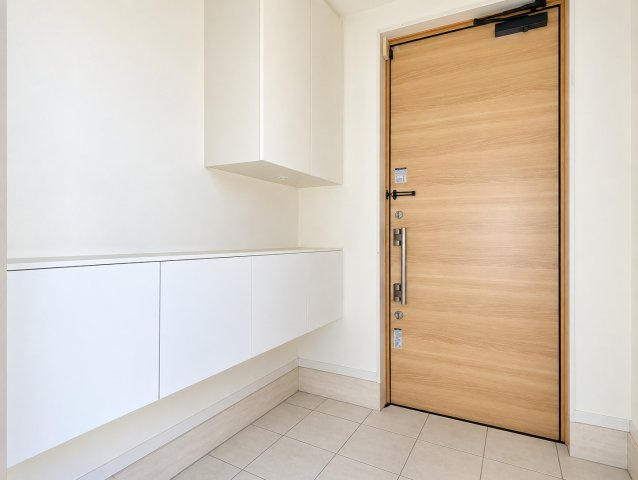【玄関】 | ◆都筑区茅ヶ崎東１丁目　中古戸建◆ | ◆光の渦が溢れた明るい玄関ホール。「おかえり」と「ただいま」が交差するお家の顔とも言える場所は爽やかで心地良い空間となっています。すっきり片付いた玄関で来客時にも自信が持てそう。