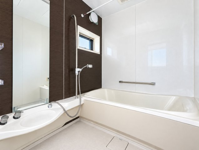 【浴室】 | ◆都筑区茅ヶ崎東１丁目　中古戸建◆ | ◆モダンデザインの空間が気持ちよさを高めてくれるバスルーム。すっきりとした清潔感の中に都会的なセンスが感じられ、心身をリフレッシュできる寛ぎを深めてくれるスペースです。