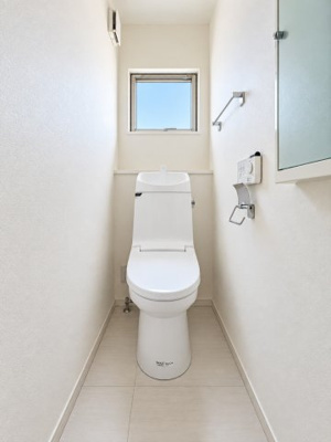 【トイレ】 | ◆都筑区茅ヶ崎東１丁目　中古戸建◆ | ◆モダンデザインの空間が気持ちよさを高めてくれるバスルーム。すっきりとした清潔感の中に都会的なセンスが感じられ、心身をリフレッシュできる寛ぎを深めてくれるスペースです。