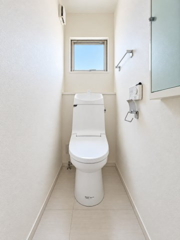 【トイレ】 | ◆都筑区茅ヶ崎東１丁目　中古戸建◆ | ◆モダンデザインの空間が気持ちよさを高めてくれるバスルーム。すっきりとした清潔感の中に都会的なセンスが感じられ、心身をリフレッシュできる寛ぎを深めてくれるスペースです。
