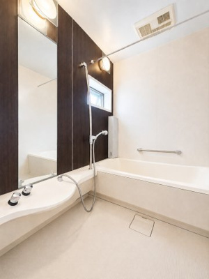 【浴室】 | ◆都筑区茅ヶ崎東１丁目　中古戸建◆ | ◆モダンデザインの空間が気持ちよさを高めてくれるバスルーム。すっきりとした清潔感の中に都会的なセンスが感じられ、心身をリフレッシュできる寛ぎを深めてくれるスペースです。