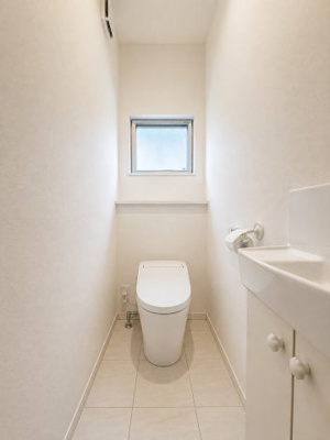 【トイレ】 | ◆都筑区茅ヶ崎東１丁目　中古戸建◆ | ◆モダンデザインの空間が気持ちよさを高めてくれるバスルーム。すっきりとした清潔感の中に都会的なセンスが感じられ、心身をリフレッシュできる寛ぎを深めてくれるスペースです。
