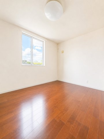 【洋室】 | ◆都筑区茅ヶ崎東１丁目　中古戸建◆ | ◆柔らかい陽光が差し込む明るいお部屋を演出する設計。彩光の取れる窓が気持ちの良いお部屋を創り上げます。