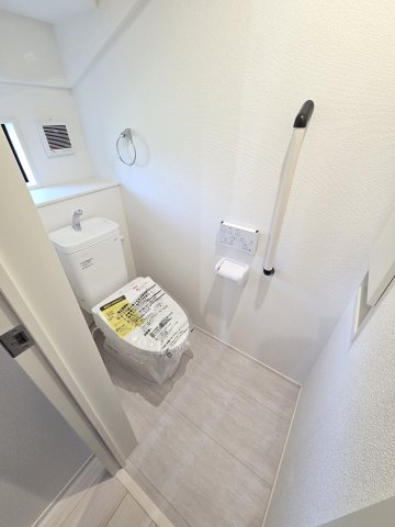 新築　太田市鳥山上町　1号棟　GRAFAREのトイレ|現地写真　トイレは洗浄機能付きです！壁面収納も嬉しいですね♪