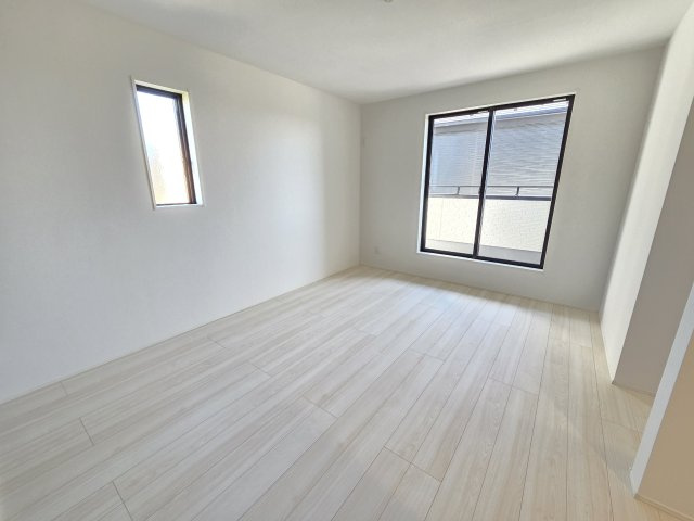 新築　太田市鳥山上町　1号棟　GRAFAREの洋室|現地写真　2階の主寝室です。2面採光なので風通しがよく明るいお部屋です。